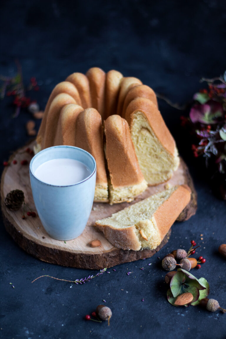 Hefe Gugelhupf mit feiner Mandelfüllung & warme Mandelmilch - Teigliebe Hefe Gugelhupf mit feiner Mandelfüllung & warme Mandelmilch - Teigliebe