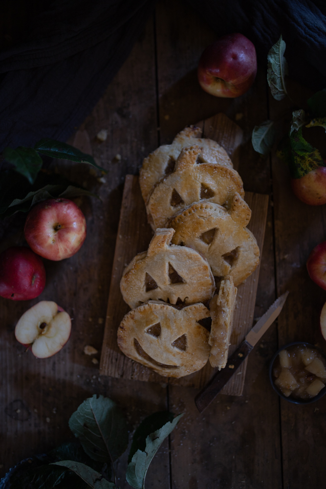 Happy Halloween mit Mini Apfel-Pies in Kürbisform