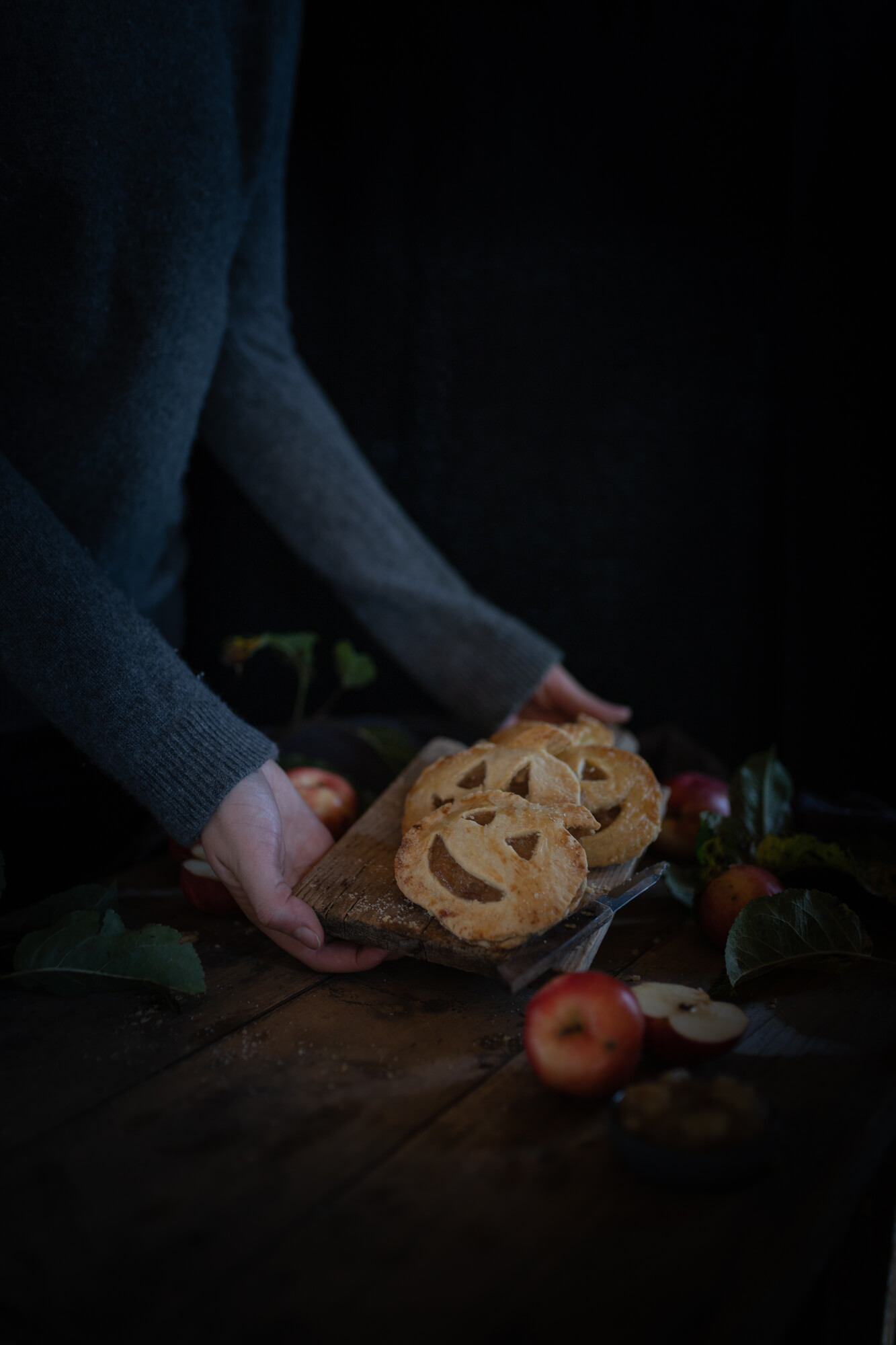 Happy Halloween mit Mini Apfel-Pies in Kürbisform