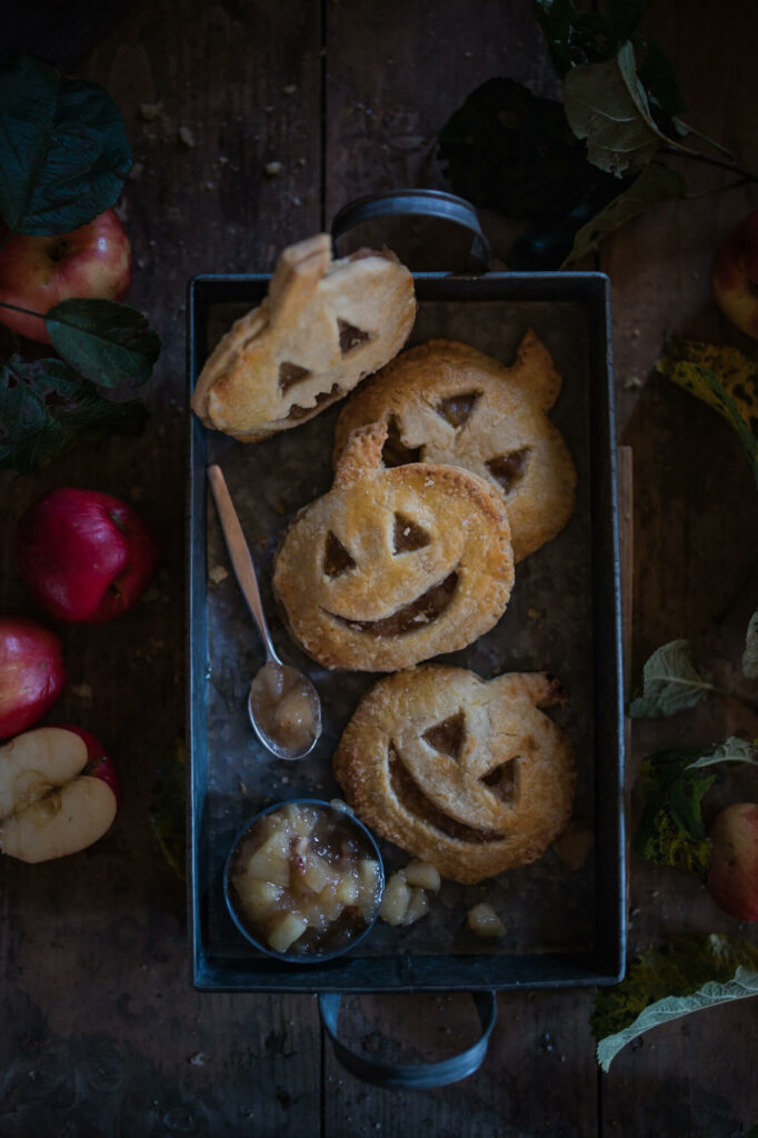 Happy Halloween mit Mini Apfel-Pies in Kürbisform