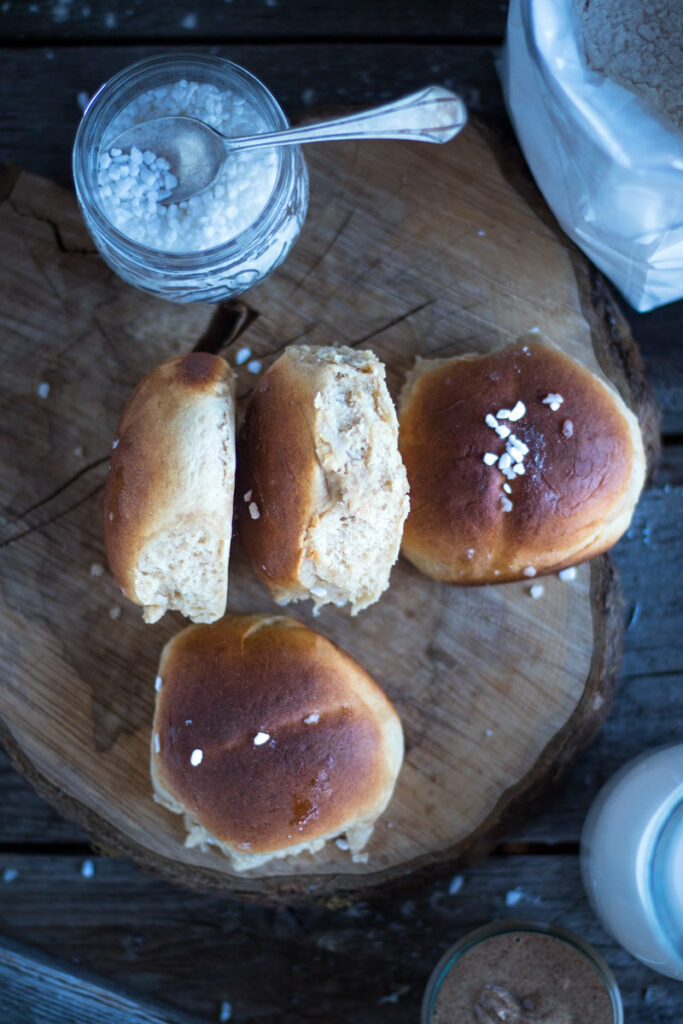 Leckere Mandel Milchbrötchen zum Brunch - Teigliebe