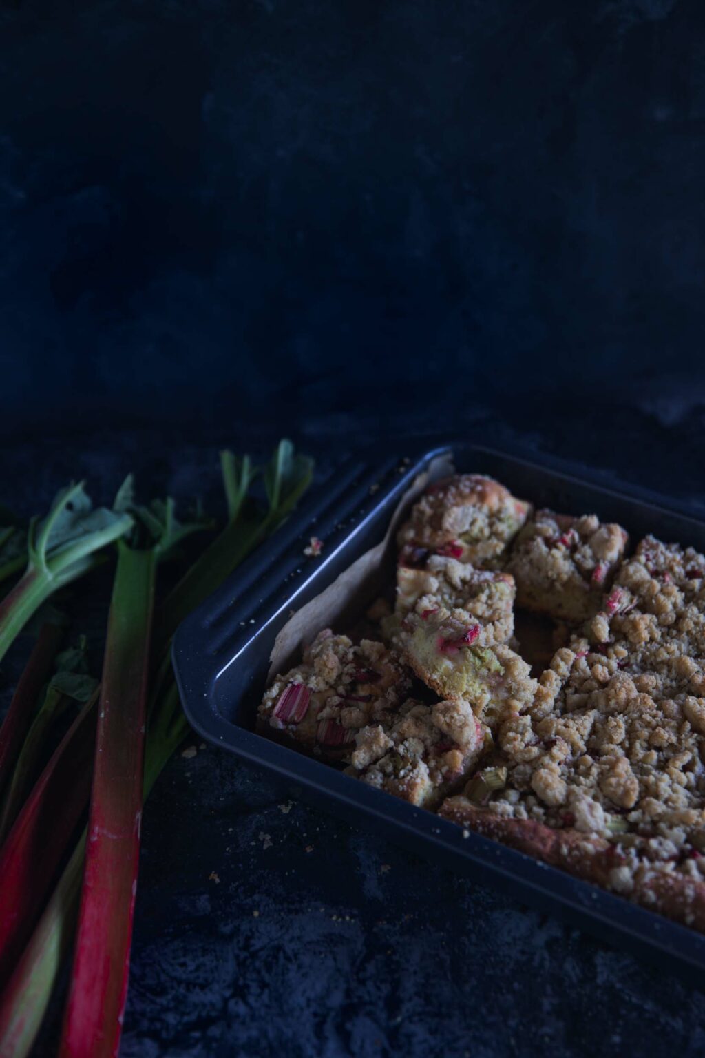 Saftiger Rhabarberkuchen mit Zwillingsteig und Streusel - Teigliebe