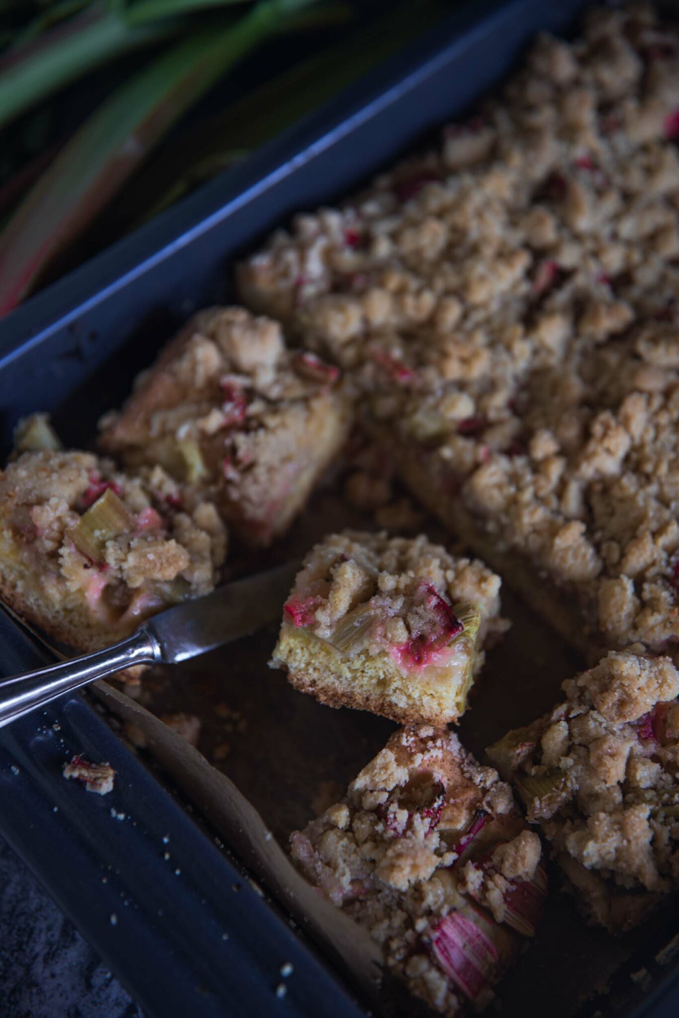 Saftiger Rhabarberkuchen mit Zwillingsteig und Streusel - Teigliebe Saftiger Rhabarberkuchen mit Zwillingsteig und Streusel - Teigliebe
