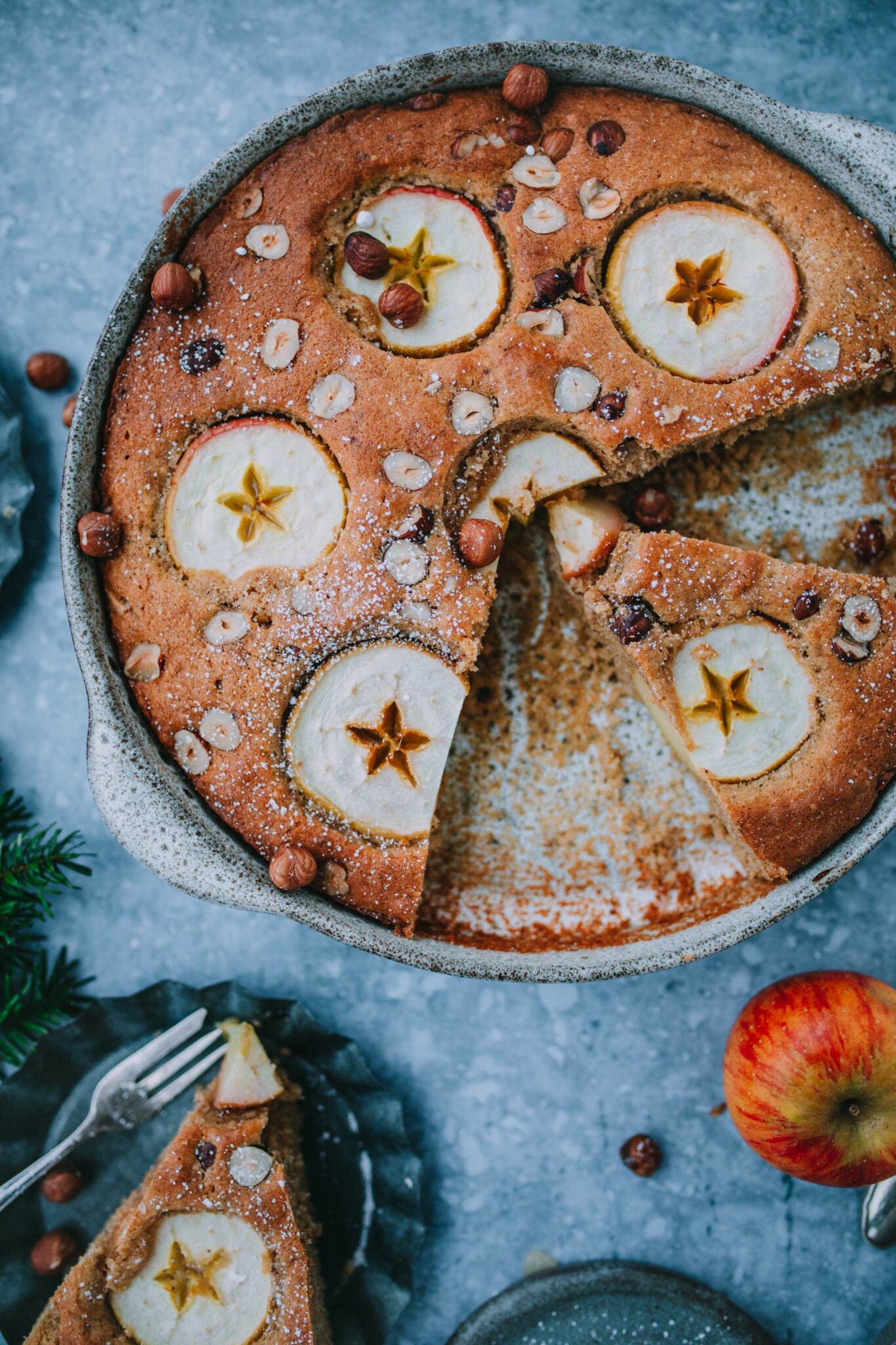 Weihnachtlicher Apfelkuchen mit Haselnüssen - Teigliebe Weihnachtlicher Apfelkuchen mit Haselnüssen - Teigliebe