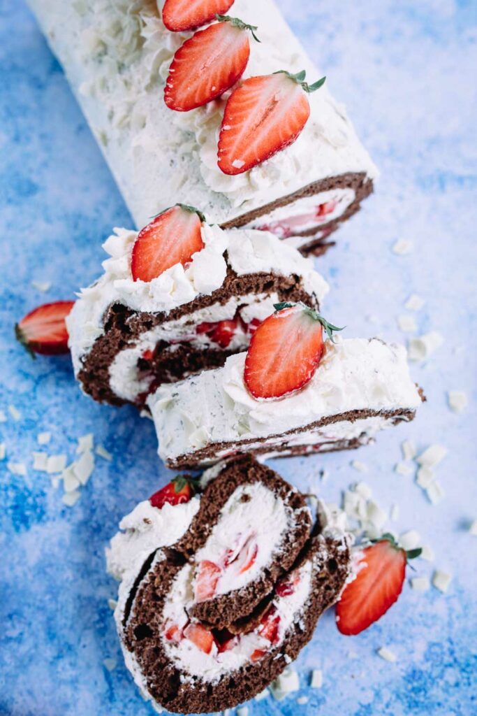 Schoko Biskuitroulade mit Erdbeeren - Teigliebe