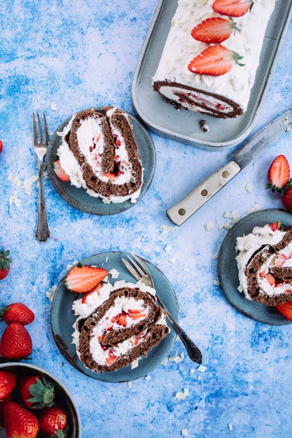 Schoko Biskuitroulade mit Erdbeeren - Teigliebe