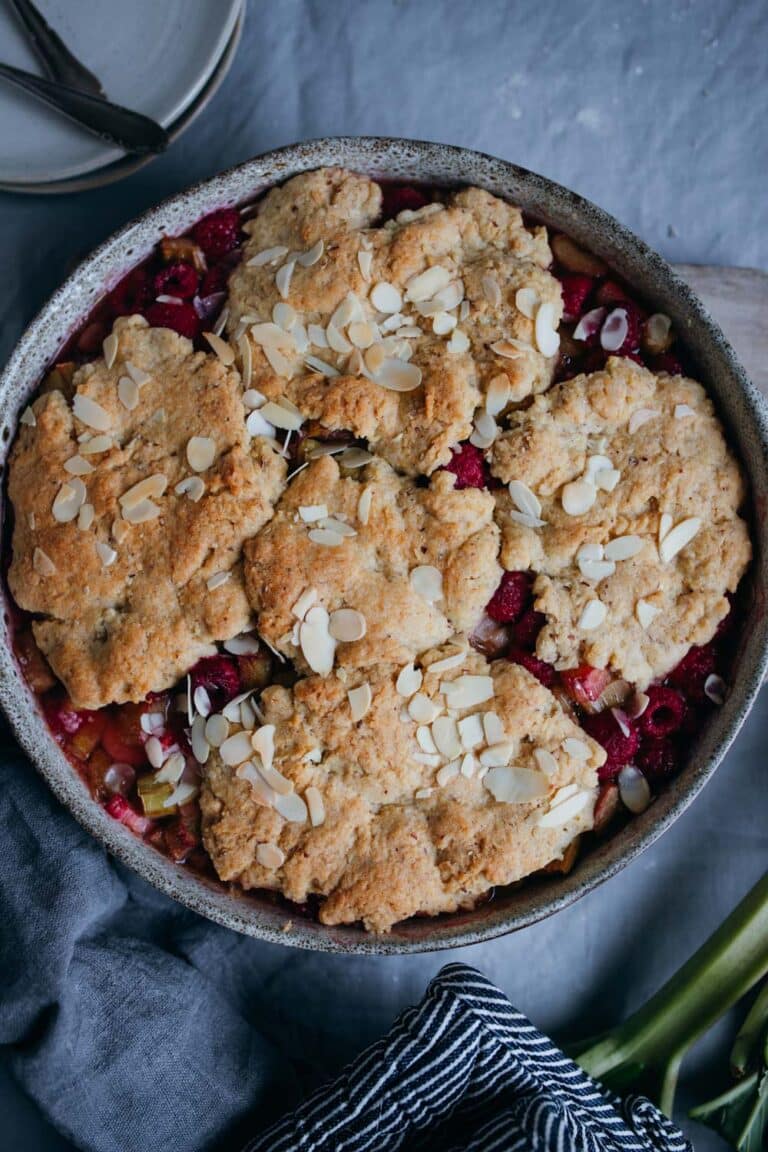 Rhabarber Himbeer Cobbler - Teigliebe