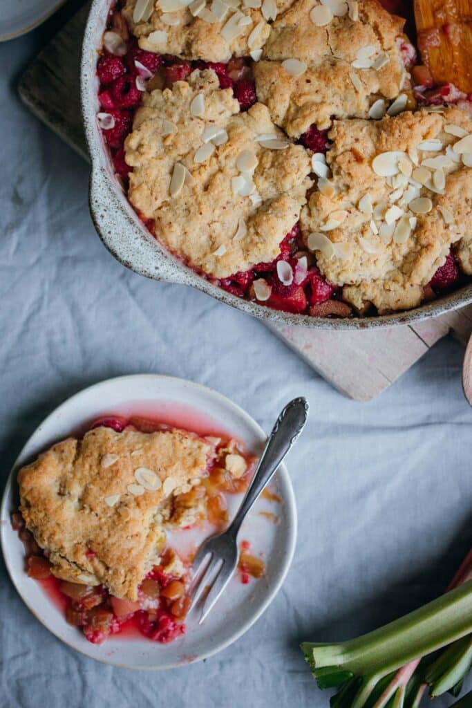 Rhabarber Himbeer Cobbler - Teigliebe