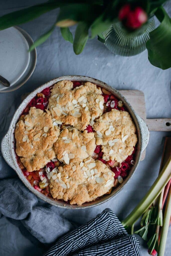 Rhabarber Himbeer Cobbler - Teigliebe