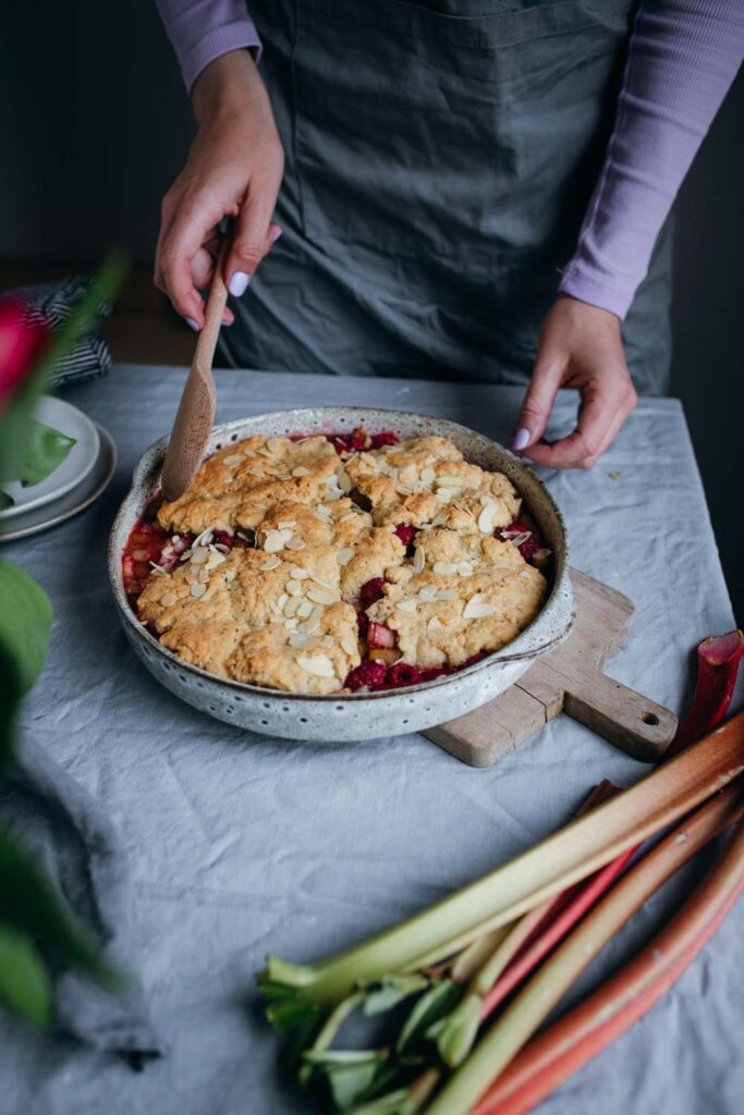 Rhabarber Himbeer Cobbler - Teigliebe