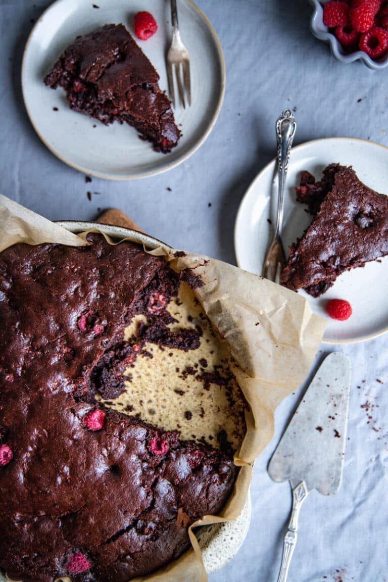 Vegane Schoko Brownies mit Himbeeren - Teigliebe