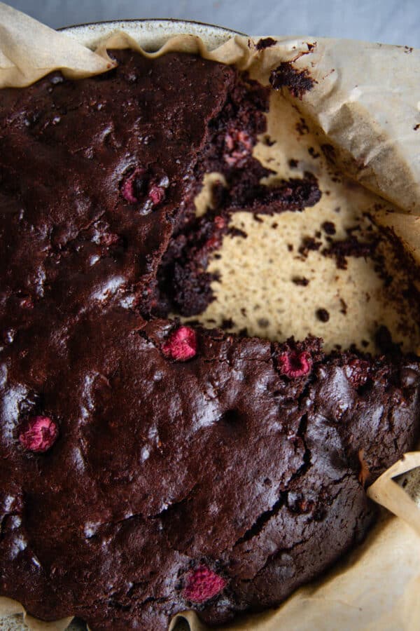 Vegane Schoko Brownies mit Himbeeren - Teigliebe