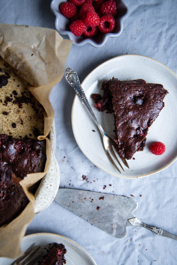 Vegane Schoko Brownies mit Himbeeren - Teigliebe
