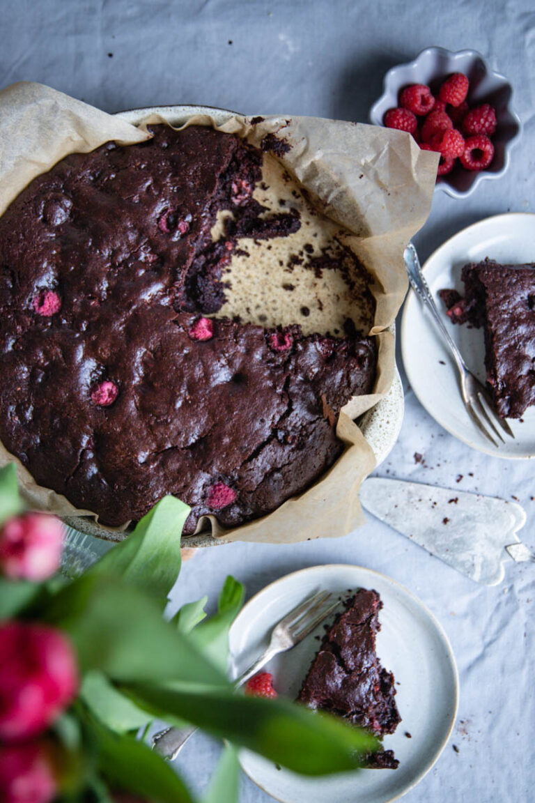 Vegane Schoko Brownies mit Himbeeren - Teigliebe